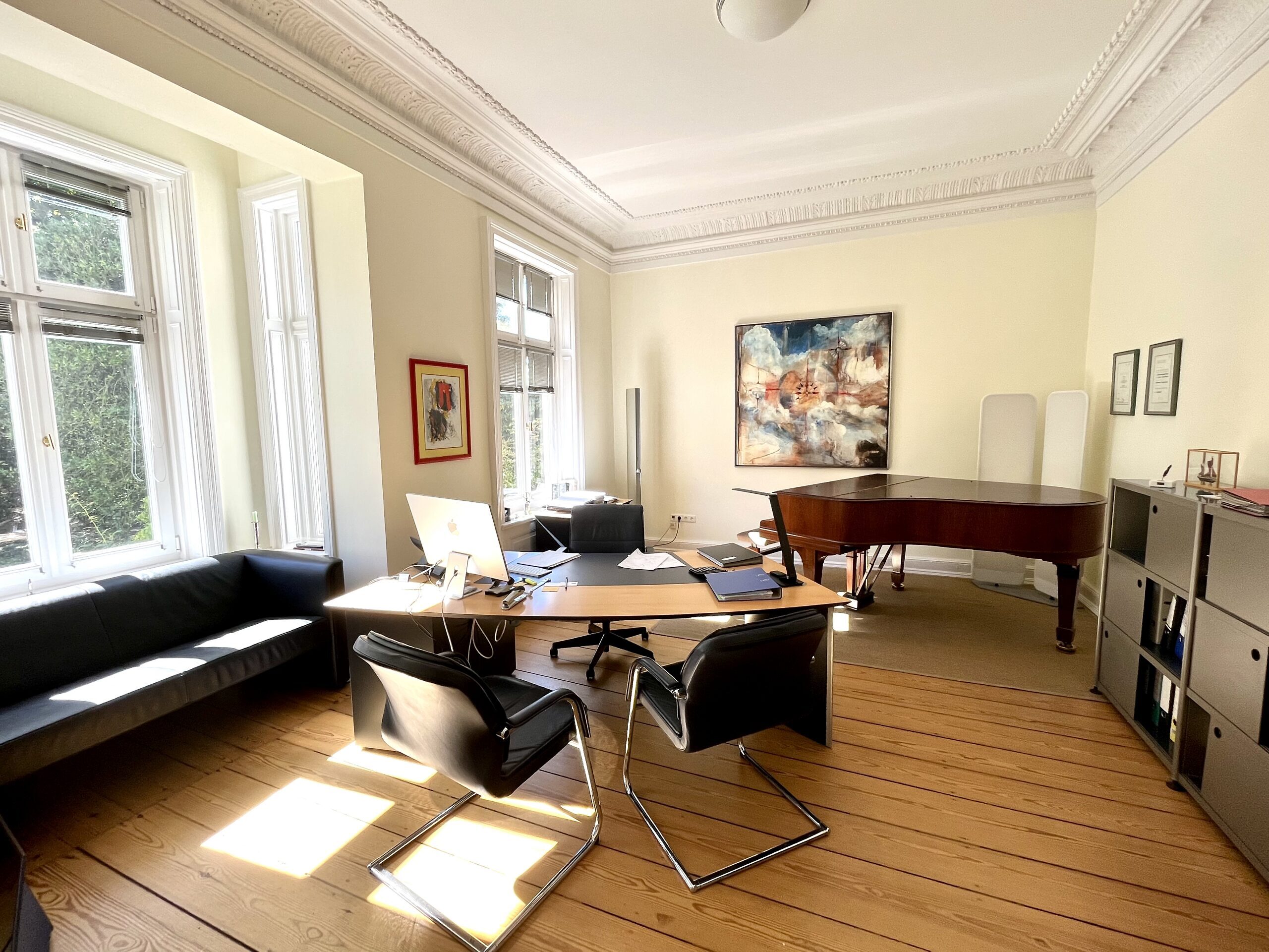 Helles Büro von Klimpel & Germer Immobilien in Hamburg mit historischen Stuckdecken